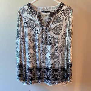 Women’s White/Black WHBM long sleeve top. Size 6